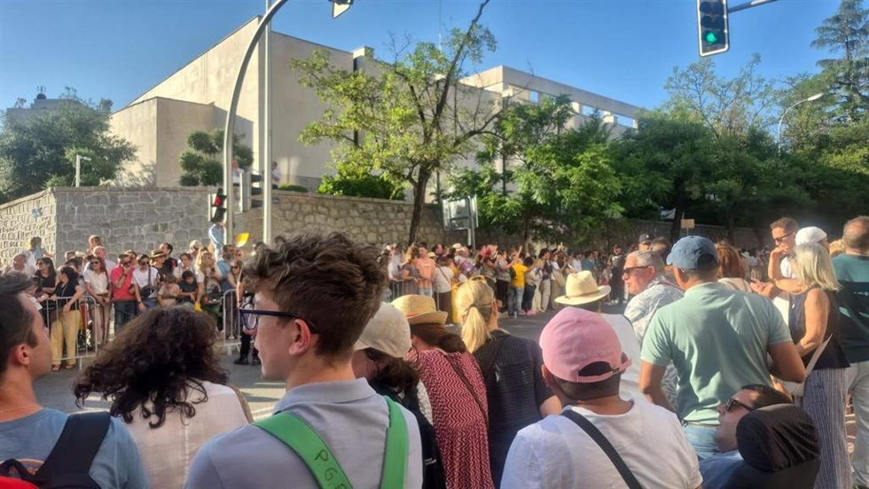Cientos de personas esperan el paso del papamóvil antes de la Vigilia, en Madrid a 6 de junio de 2026