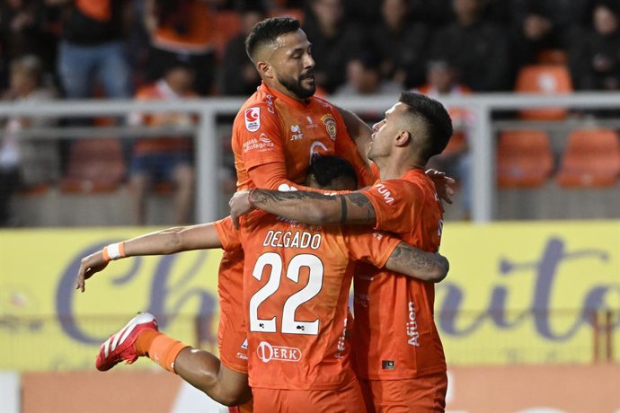 Futbol, Cobreloa vs Rangers, liga de ascenso 2026. El jugador de Cobreloa Alvaro Delgado celebra con sus compañeros su gol ante Rangers en el partido de Liga de Ascenso Caixun disputado en el estadio Zorro del Desierto Calama, Chile. 31/05/2026 Pedro