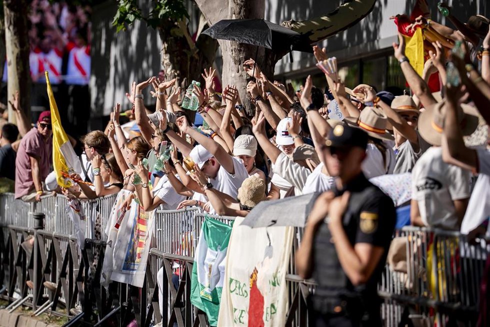 Multitud de personas presencian la vigilia de oración, en la plaza de Lima, a 6 de junio de 2026. Miles de jóvenes se han concentrado en la plaza de Lima y alrededores para participar en un encuentro festivo con música y testimonios que ha finalizado con 