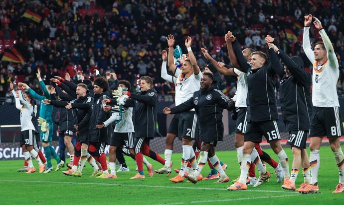Archivo - 17 November 2025, Saxony, Leipzig: Members of the German national team cheer after the FIFA World Cup European qualifying match between Germany and Slovakia at Red Bull Arena. Photo: Jan Woitas/dpa