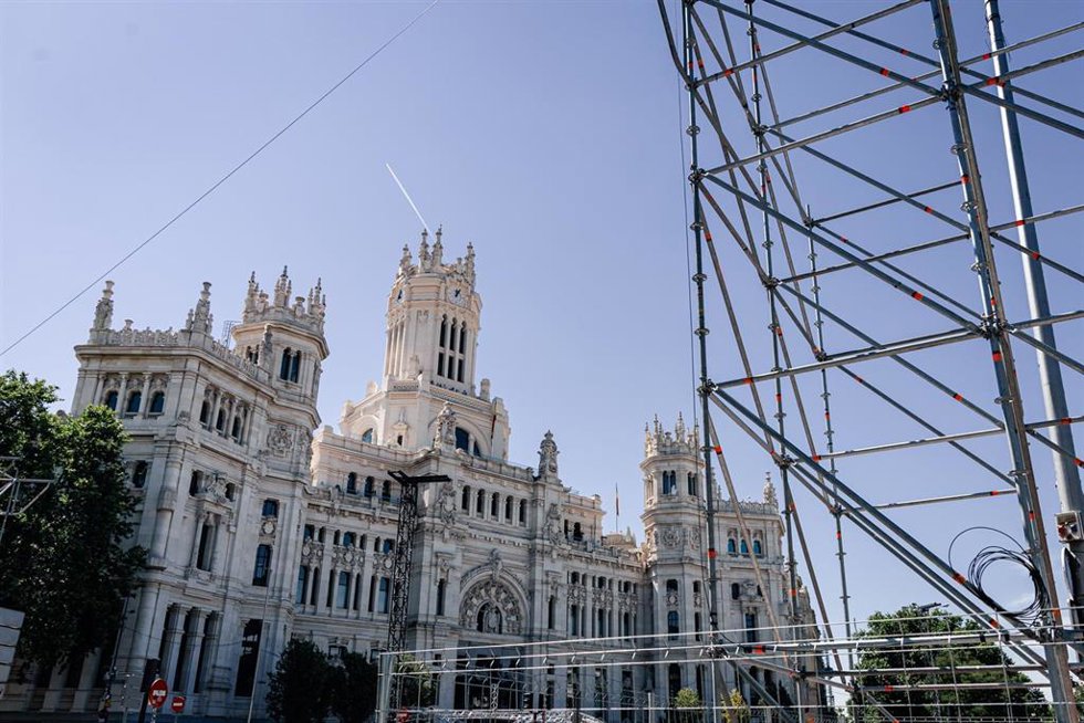 Continúan los preparativos para la visita del Papa, en la plaza de Cibeles, a 28 de mayo de 2026, en Madrid (España). Madrid afronta importantes restricciones de tráfico entre el 3 y el 9 de junio por los preparativos y la visita del Papa León XIV, con es
