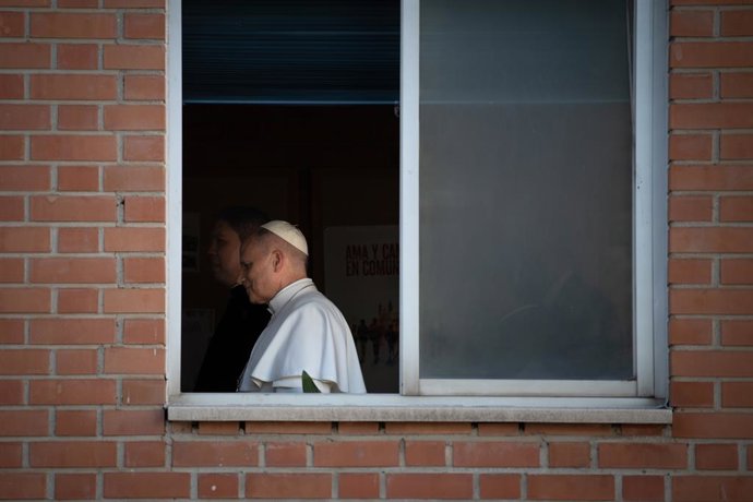 El Papa León XIV durante su visita a los operadores y asistidos del proyecto social CEDIA 24 horas, a 6 de junio de 2026, en Madrid (España). El Papa León XIV visita el centro de información y acogida de Cáritas donde se desarrolla el proyecto social CEDI