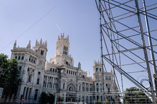 Continúan los preparativos para la visita del Papa, en la plaza de Cibeles, a 28 de mayo de 2026, en Madrid (España). Madrid afronta importantes restricciones de tráfico entre el 3 y el 9 de junio por los preparativos y la visita del Papa León XIV, con es