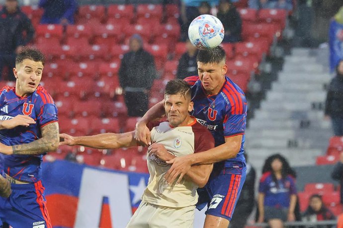 Futbol, Universidad de Chile vs Deportes La Serena Fase de grupos, Copa de la Liga 2026. El jugador de Universidad de Chile Lucas Romero, derecha, disputa el balon contra Diego Rubio de Deportes La Serena durante el partido de copa de la liga por el