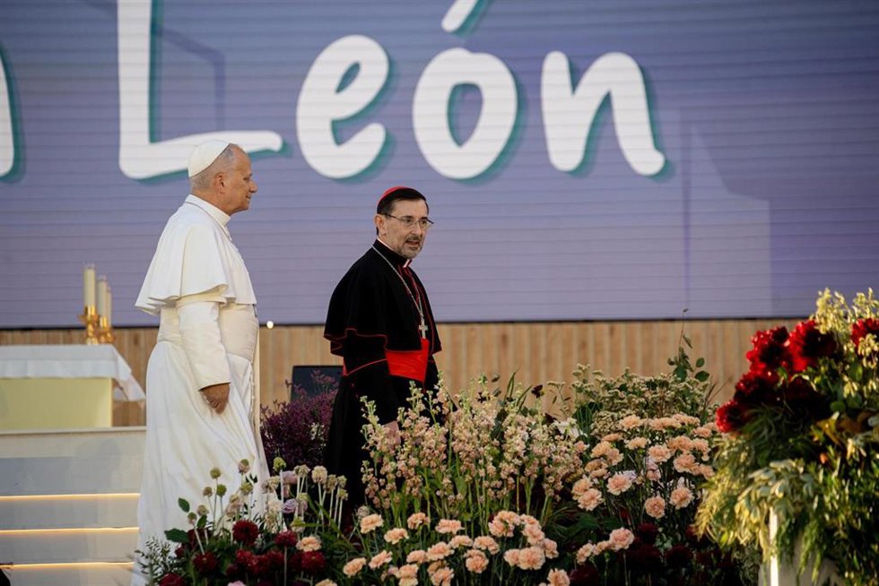 El Papa León XIV y el arzobispo de Madrid, José Cobo (d), durante la vigilia de oración con los jóvenes, en la Plaza de Lima, a 6 de junio de 2026, en Madrid (España).