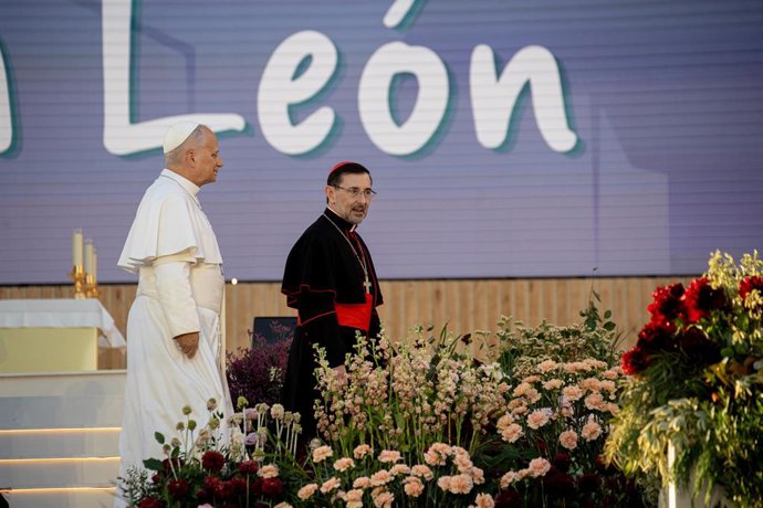 El Papa León XIV y el arzobispo de Madrid, José Cobo (d), durante la vigilia de oración con los jóvenes, en la Plaza de Lima, a 6 de junio de 2026, en Madrid (España). Durante la vigilia de oración con los jóvenes, el pontífice dirige un discurso a los as