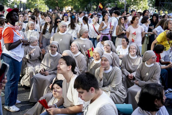 Una multitud de personas durante la llegada del Papa León XIV a la vigilia de oración con los jóvenes, en la Plaza de Lima, a 6 de junio de 2026, en Madrid (España). Durante la vigilia de oración con los jóvenes, el pontífice dirige un discurso a los asis