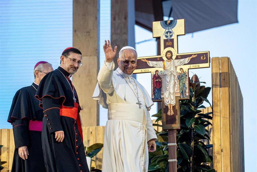 El Papa León XIV y el arzobispo de Madrid, José Cobo, durante la vigilia de oración con los jóvenes, en la Plaza de Lima, a 6 de junio de 2026, en Madrid (España). Durante la vigilia de oración con los jóvenes, el pontífice dirige un discurso a los asiste
