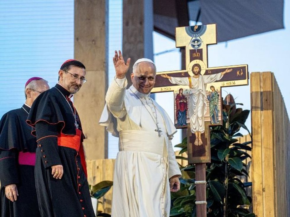 El Papa León XIV y el arzobispo de Madrid, José Cobo, durante la vigilia de oración con los jóvenes, en la Plaza de Lima