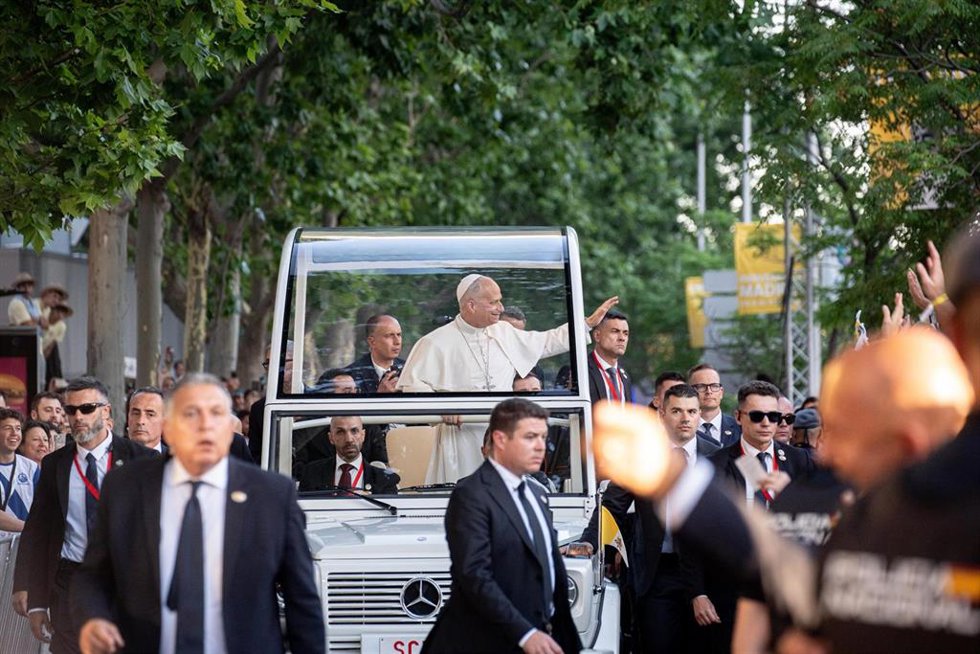 El Papa León XIV durante la vigilia de oración con los jóvenes, en la Plaza de Lima, a 6 de junio de 2026, en Madrid (España). Durante la vigilia de oración con los jóvenes, el pontífice dirige un discurso a los asistentes tras el momento de oración comun