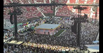 Bad Bunny, en su concierto, y el Papa, en la Vigilia, avisan a los jóvenes sobre las redes sociales