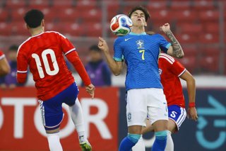 Futbol, Chile vs Brasil. Partido amistoso categoria sub 20. El jugador de la seleccion chilena Mario Sandoval, izquierda, disputa el balon con el bal n de Brasil durante un partido amistoso de la categoria sub 20 realizado en el estadio Nacional de