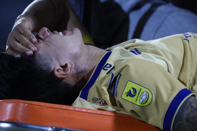 Futbol, Palestino vs Everton. Fecha 1, Copa de la Liga 2026. El jugador de Everton Dieter Villalpando abandona la cancha en camilla durante el partido de la Copa de la Liga contra Palestino disputado en el estadio La Cisterna de Santiago,