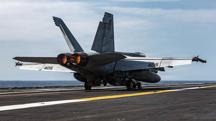 Arquivo - 19 de março de 2026, USS Gerald R. Ford, águas internacionais: Um caça F/A-18F Super Hornet da Marinha dos EUA, pertencente ao Esquadrão de Caças de Ataque 87 (Golden Warriors), decola do convés de voo do porta-aviões da classe Ford, o USS Geral