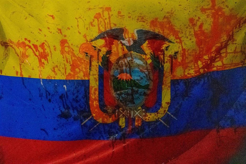 Archivo - La bandera de Ecuador, pintada de rojo durante unas protestas en Quito en julio de 2025
