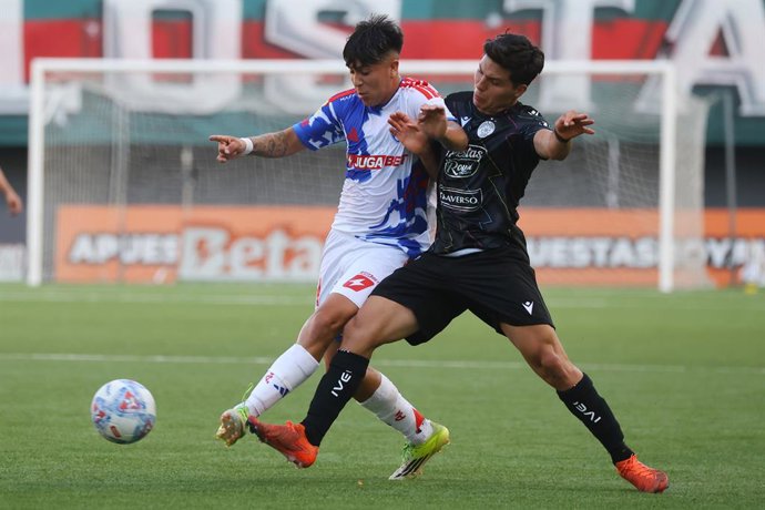 Futbol, Audax Italiano vs Universidad de Chile Fase de grupos, Copa de la Liga 2026. El jugador de Audax Italiano Raimundo Rebolledo, derecha, disputa el balon contra Marcelo Morales de Universidad de Chile durante el partido de copa de la liga por el