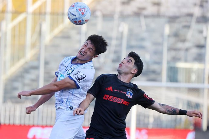 Futbol, Colo Colo vs Huachipato Fase de grupos, Copa de la Liga 2026. El jugador de Colo Colo Lautaro Pastran, derecha, disputa el balon contra Lucas Velasquez de Huchipato durante el partido de copa de la liga por el grupo A disputado en el estadio