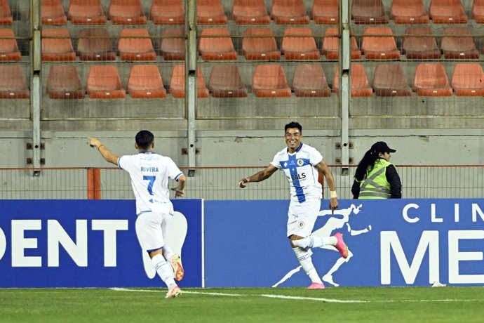 Futbol, Cobreloa vs Deportes Santa Cruz Fecha 11, Liga Ascenso Caixun 2025. El jugador de Deportes Santa Cruz Milton Alegre celebra con sus compañeros su gol ante Cobreloa el partido de Liga Ascenso Caixun disputado en el estadio Zorro del Desierto