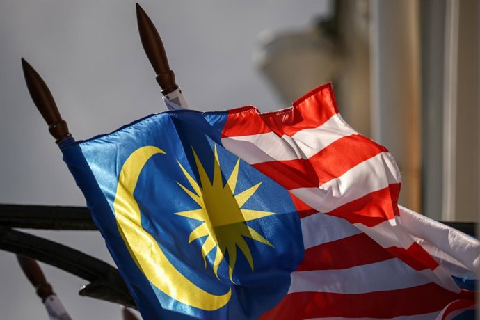Archivo - RUSSIA, MOSCOW - AUGUST 6, 2025: A national flag of Malaysia is pictured near the Grand Kremlin Palace