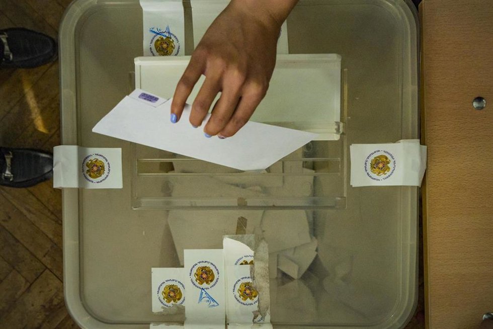 Archivo - Centro de votación para las elecciones legistativas armenias en Yerevan, Armenia (archivo)