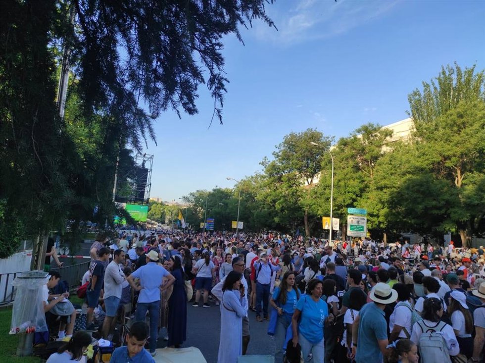 Miles de fieles esperan al Papa en Cibeles , en Madrid a 7 de junio de 2026