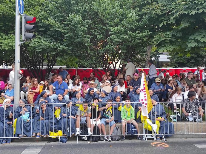 Jóvenes esperan al Papa en los alrededores de Cibeles, en Madrid a 7 de junio de 2026