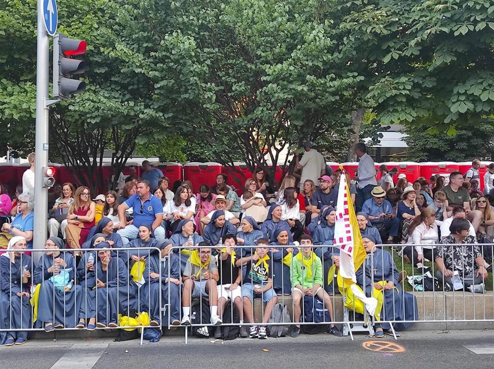 Jóvenes esperan al Papa en los alrededores de Cibeles, en Madrid a 7 de junio de 2026