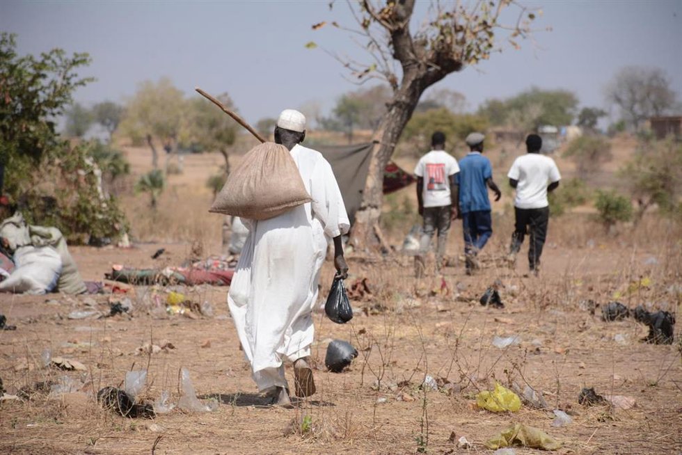 Archivo - Un hombre tras recoger ayuda humanitaria en el campamento de Umdulu, en Sudán (archivo)