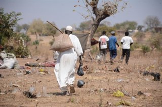 Archivo - Un hombre tras recoger ayuda humanitaria en el campamento de Umdulu, en Sudán (archivo)