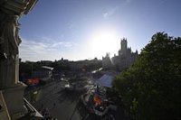 Miles de personas reciben entre aplausos a León XIV en el centro de Madrid: "Solo por el ambiente, hay ganas"