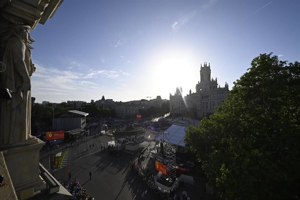 Numerosas personas acuden a la Plaza de Cibeles, a 7 de junio de 2026, en Madrid (España). El Papa León XIV oficia la solemnidad del Corpus Christi en Madrid con una misa y posterior procesión eucarística en el entorno de la capital. La ceremonia congrega