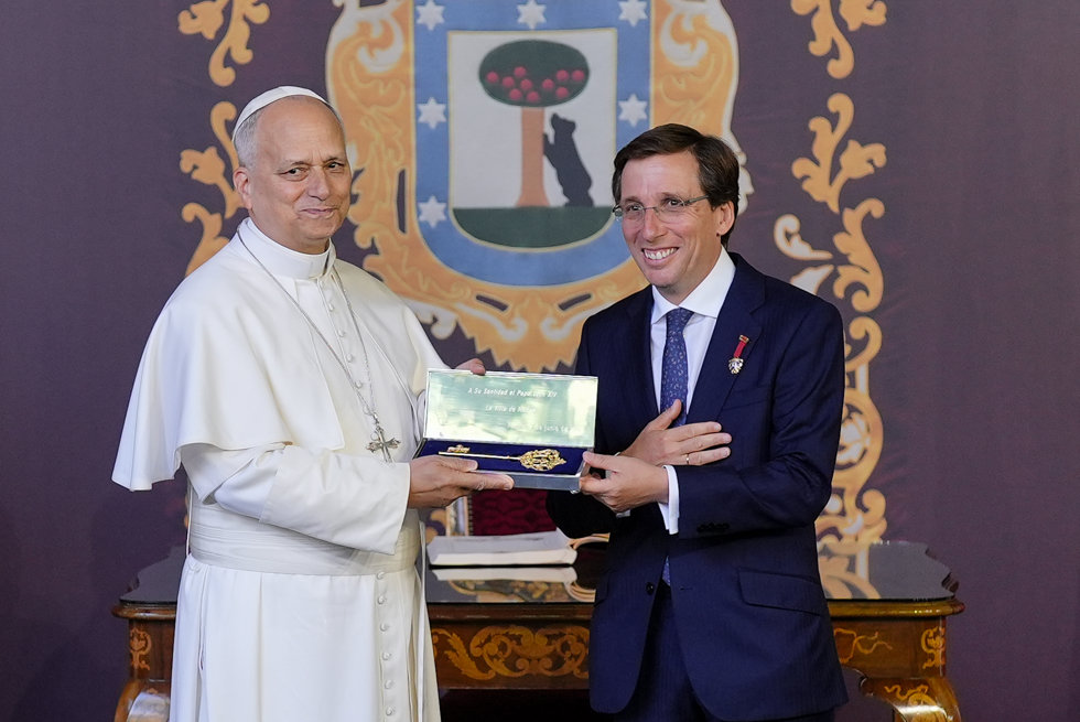 El alcalde de Madrid, José Luis Martínez-Almeida, hace entrega al Papa León XIV de la Llave de Oro de Madrid