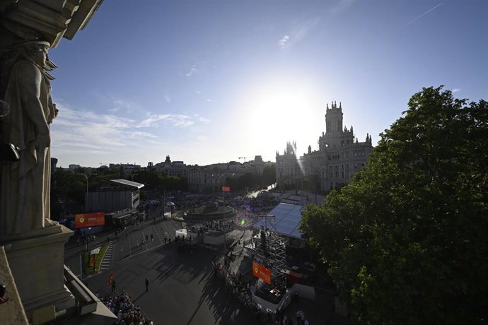 Numerosas personas acuden a la Plaza de Cibeles, a 7 de junio de 2026, en Madrid (España). El Papa León XIV oficia la solemnidad del Corpus Christi en Madrid con una misa y posterior procesión eucarística en el entorno de la capital. La ceremonia congrega