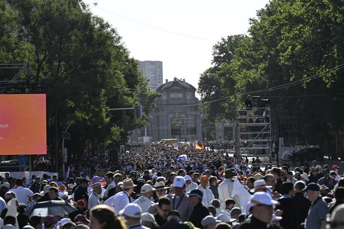 Numerosas personas en Puerta de Alcalá, a 7 de junio de 2026, en Madrid (España). 
