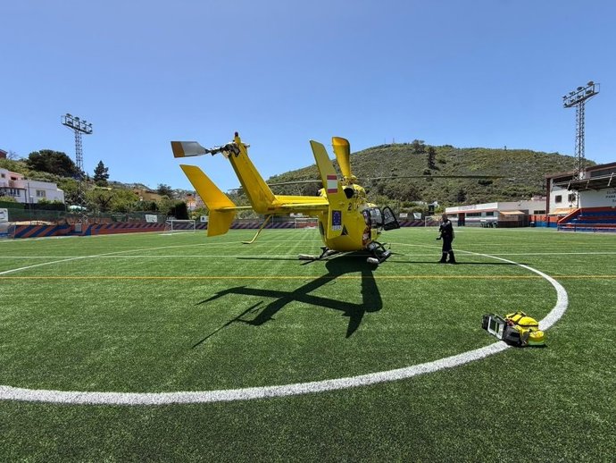 Helicóptero del SUC en el campo de fútbol de San Mateo (Gran Canaria)