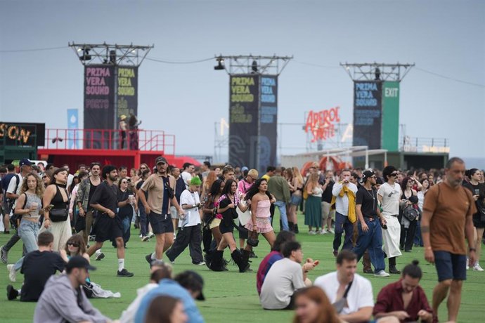 Decenas de personas durante la primera jornada del Primavera Sound Barcelona 2026, a 4 de junio de 2026, en Barcelona, Catalunya (España).