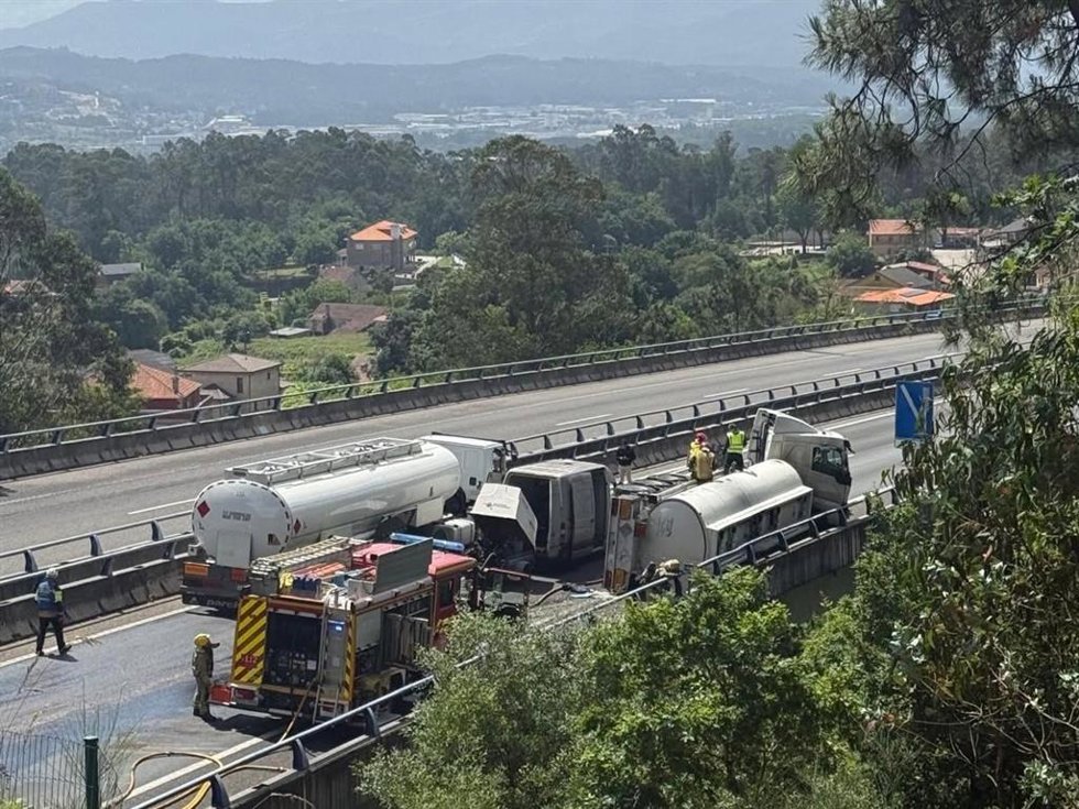 Un camión vuelca en la AP-9 y obliga a cortar un tramo durante 12 horas, en Mos (Pontevedra), a 6 de junio de 2026.