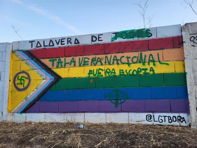 Mural con la bandera LGTBIAQ+ situado en el barrio San Antonio-Puente Romano de Talavera de la Reina