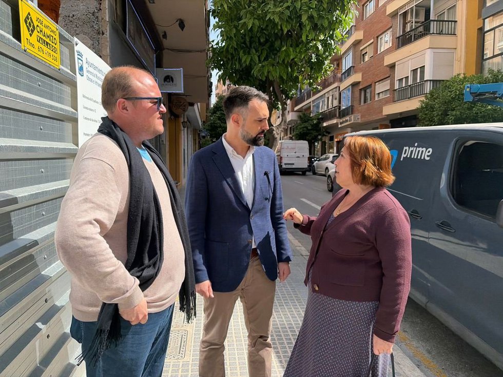 El concejal del PSOE Mariano Ruiz Araujo, junto a la viceportavoz socialista, Carmen Martín.