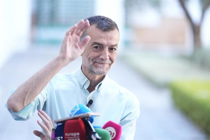 El candidato de la coalición Por Andalucía, Antonio Maíllo, ofrece una rueda de prensa sobre asuntos de actualidad en el patio de prensa del Parlamento Andaluz. A 27 de mayo de 2026 en Sevilla (Andalucía, España). Antonio Maíllo, ha pedido este miércoles 