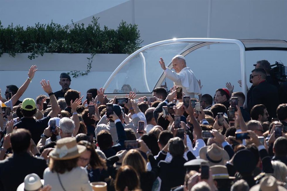 El Papa León XIV llega en papamóvil a la Plaza de Cibeles.