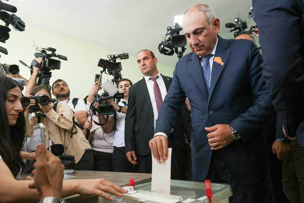 El primer ministro de Armenia, Nikol Pashinian, vota en las legislativas del 7 de junio de 2026 