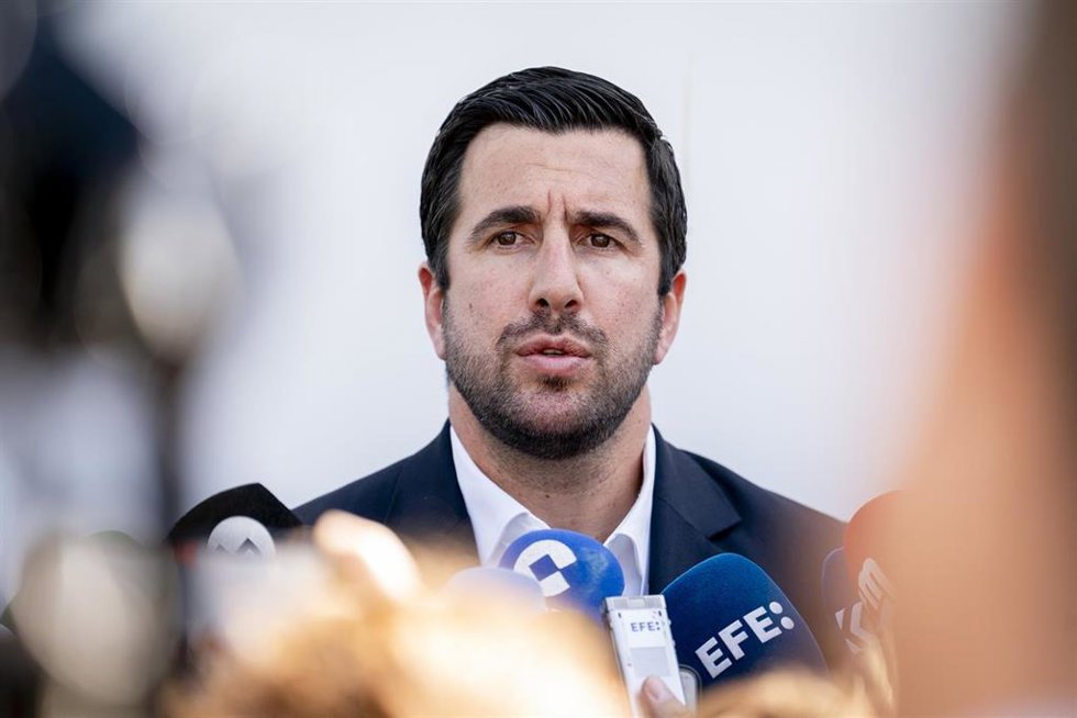 El candidato a la presidencia del Real Madrid Enrique Riquelme atiende a los medios después de votar en Valdebebas.