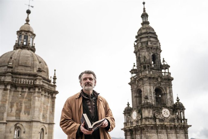 Archivo - El escritor Francisco Narla en Santiago.