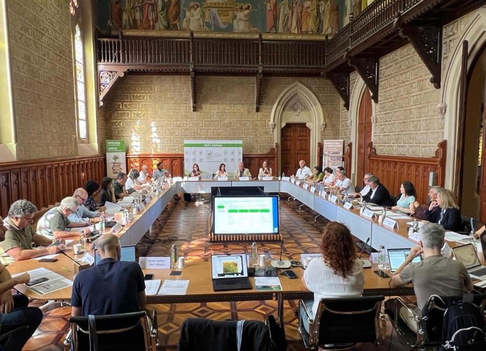 La secretaria autonómica de Energía, Sostenibilidad y Acción Climática, María Cruz Ferreira, asistió a la Asamblea General de PEFC España los días 28 y 29 de mayo en Comillas (Santander).