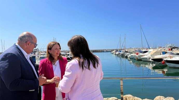La presidenta del PP de Málaga, Patricia Navarro, junto a la secretaria de Interior del PP, Ana Vázquez, y el presidente local y alcalde de Vélez-Málaga, Jesús Lupiáñez.