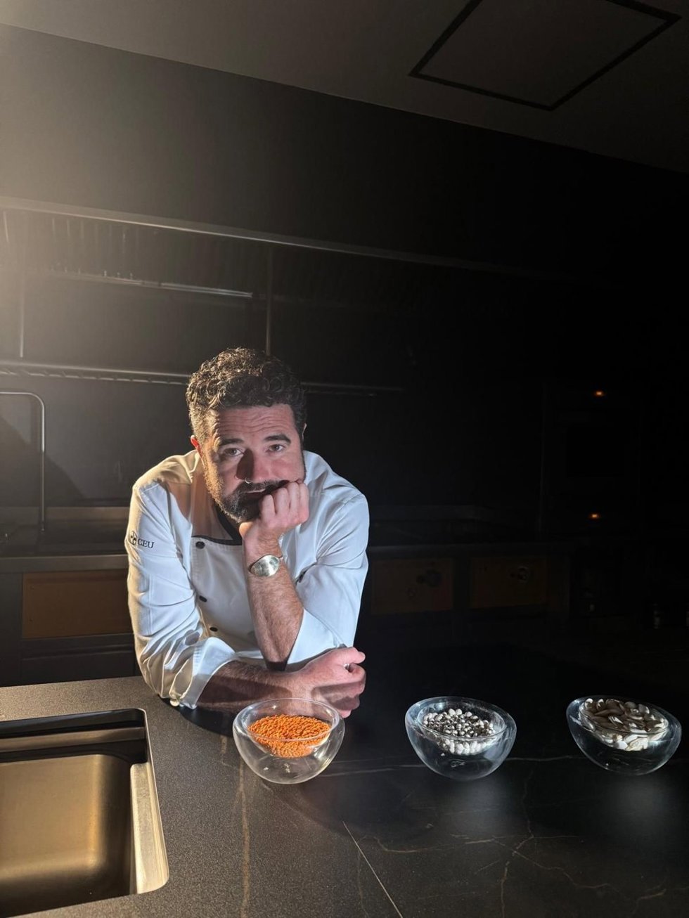 El cocinero valenciano Yelel Cañas en la nueva apertura de su restaurante Local