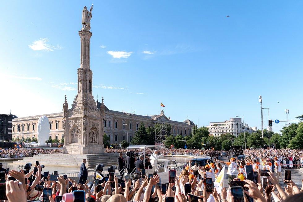 El Papa León XIV saluda desde el papamóvil, en la plaza de Colón, a 7 de junio de 2026, en Madrid (España). El Papa León XIV recorre las calles antes de oficiar una misa y posterior procesión eucarística en el entorno de la capital.