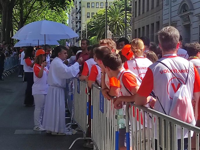 Asistentes a la Misa que se celebra este domingo en Cibeles, durante el momento de la Comunión. En Madrid, a 7 de junio de 2026