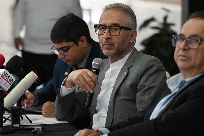 6 de junho de 2026, México, Tijuana: O embaixador do Irã no México, Abolfazl Pasandideh (ao centro), participa de uma coletiva de imprensa antes da chegada da seleção nacional de futebol para a Copa do Mundo da FIFA 2026 em Tijuana, Baixa Califórnia, Méxi